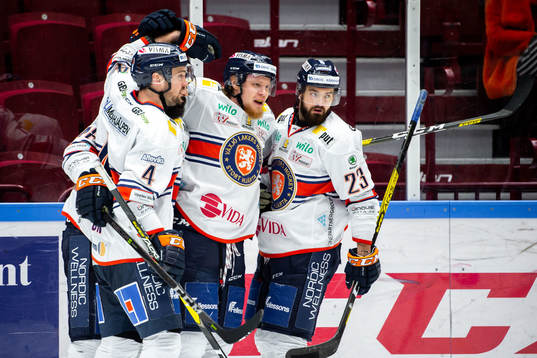 Växjös Ludvig Nilsson jublar med lagkamrater