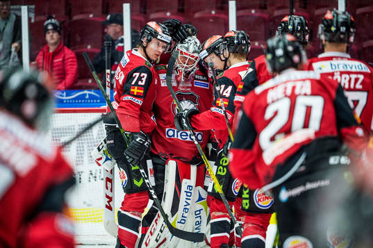 Malmö Redhawks målvakt Lars Volden jublar med