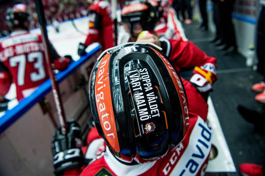 Malmö Redhawks med ”Stoppa våldet i Malmö” på