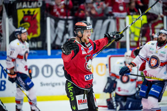 Malmö Redhawks Max Görtz jublar