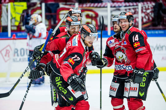Malmö Redhawks Max Görtz jublar med lagkamraterna