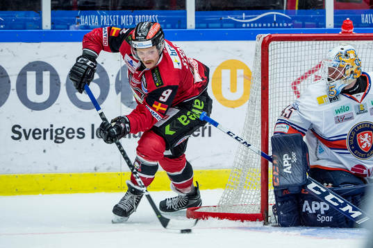Malmö Redhawks Frederik Storm mot Växjös målvakt Viktor