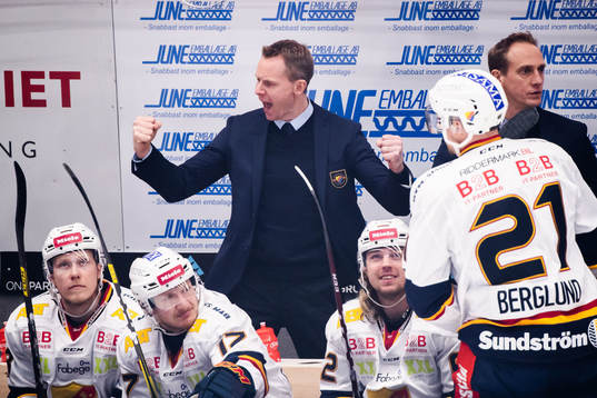 Djurgårdens tränare Robert Ohlsson jublar