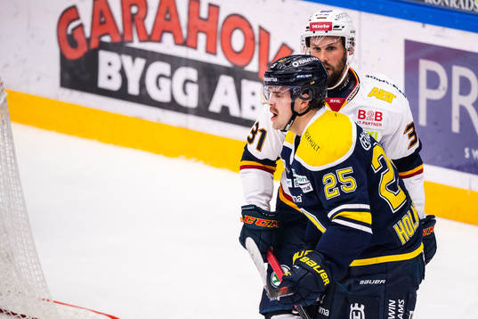 s Axel Holmström deppar framför Djurgårdens Dick Axelsson