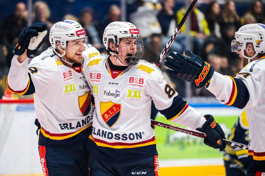 Djurgårdens Alexander Holtz jublar med Anton Hedman
