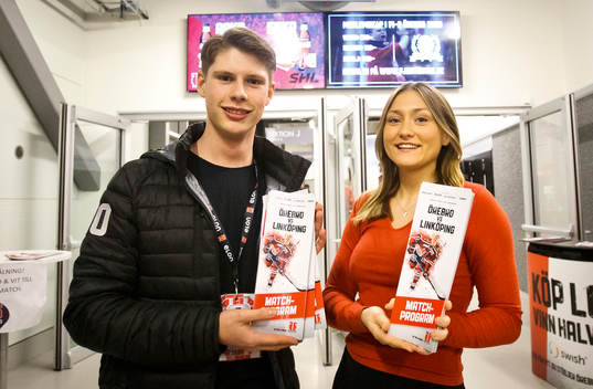 Två funktionärer med matchprogram