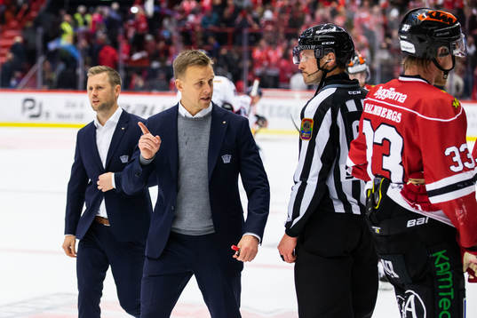 Linköpings tränare Bert Robertsson i samtal med domaren