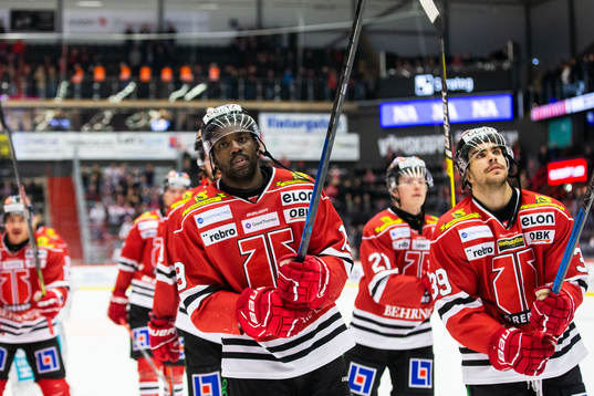 Örebros Daniel Muzito Bagenda och Jordan Boucher jublar