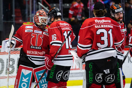 Örebros målvakt Dominik Furch jublar med lagkamrater