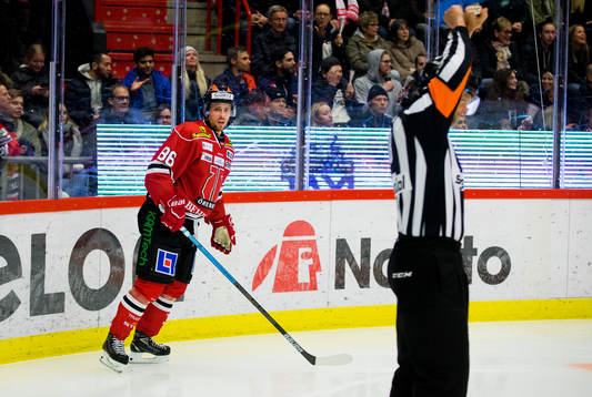 Domare Mikael Nord dömer straff när Örebros Mathias