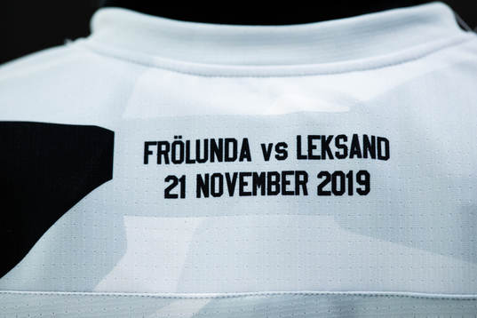 Baksidan av en av Frölundas November matchtröjor innan