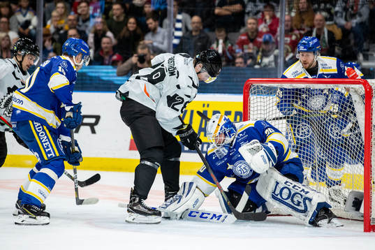 Frölunda Johan Sundström och Leksands målvakt Janne