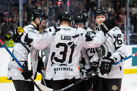 Frölunda Patrik Carlsson jublar med lagkamrater