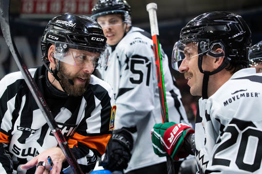 Domare Marcus Linde pratar med Frölundas Joel Lundqvist