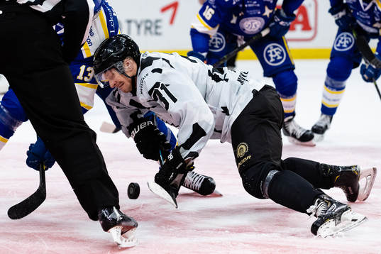 Frölundas Nicklas Lasu tekar mot Leksands Jon Knuts