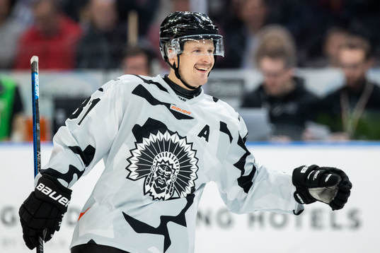 Frölundas Nicklas Lasu jublar med lagkamrater