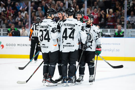 Frölundas Viktor Ekbom jublar med lagkamrater