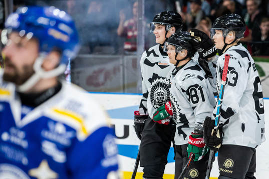 Frölundas Ryan Lasch jublar med lagkamrater