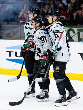 Frölundas Ryan Lasch jublar med Jacob Peterson och Julius