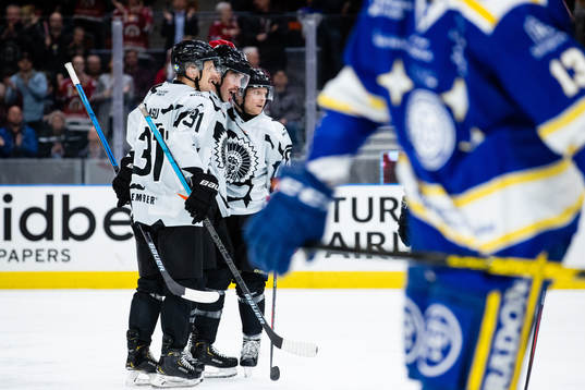 Frölundas Brandon Gormley jublar med Nicklas Lasu och Ryan