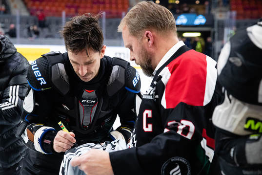Frölundas Joel Lundqvist signerar sin Movember tröja till