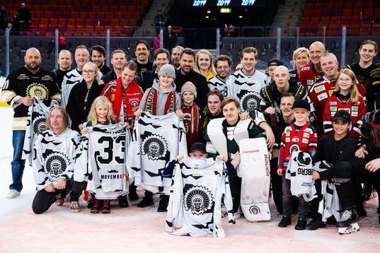 Frölundas spelare med alla budvinnare på deras Movember