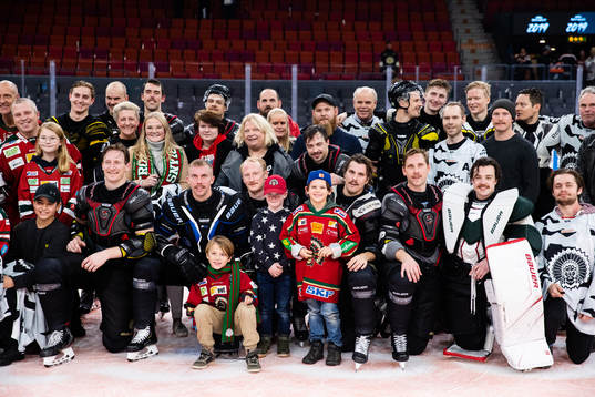 Frölundas spelare med alla budvinnare på deras Movember