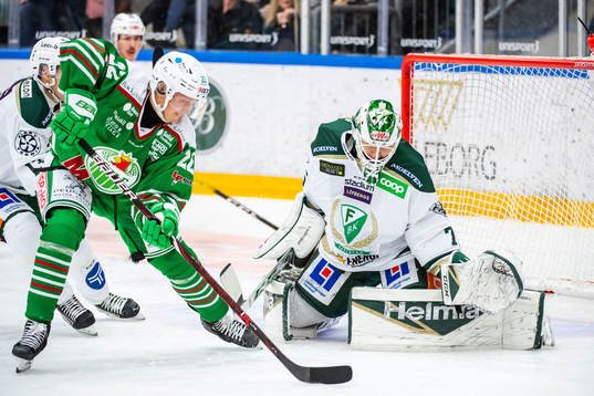 Rögles Samuel Jonsson och Färjestad målvakt Arvid Holm