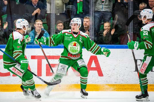 Rögles Nils Höglander jublar med Kodie Curran