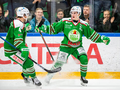Rögles Nils Höglander jublar med Kodie Curran