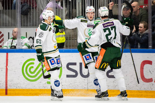 Färjestad Victor Ejdsell jublar med lagkamrater