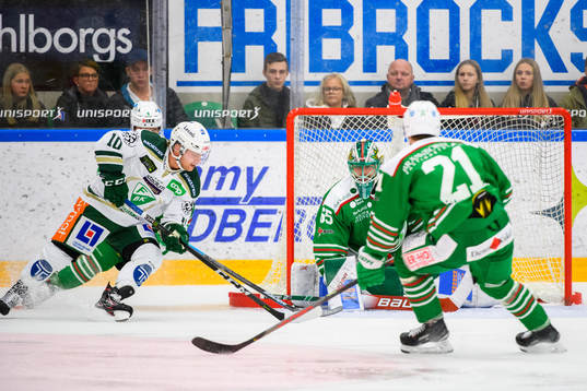 Färjestad Marcus Nilsson gör 0-1 målet bakom Rögles