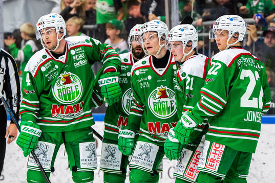 Rögles Anton Bengtsson jublar med lagkamrater