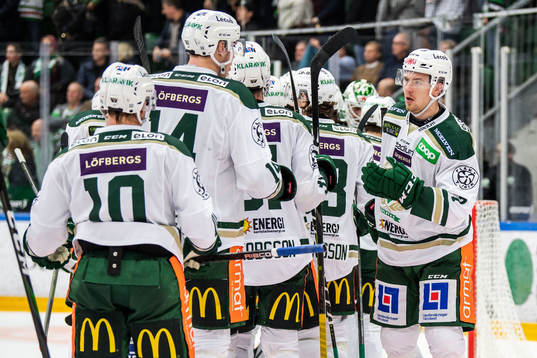Färjestads Johan Ivarsson jublar med lagkamrater