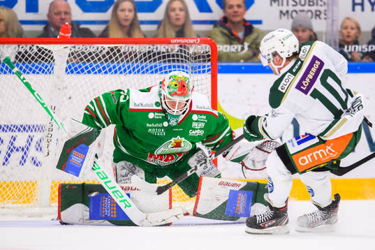 Färjestad Marcus Nilsson oroar mot Rögles målvakt Roman