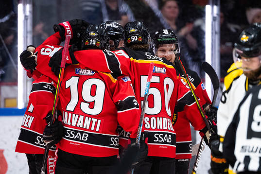 Luleås Juhani Tyrväinen jublar med lagkamrater