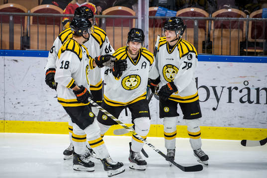 Brynäs Greg Scott jublar med lagkamrater