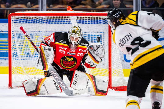 Luleås målvakt Joel Lassinantti med en räddning