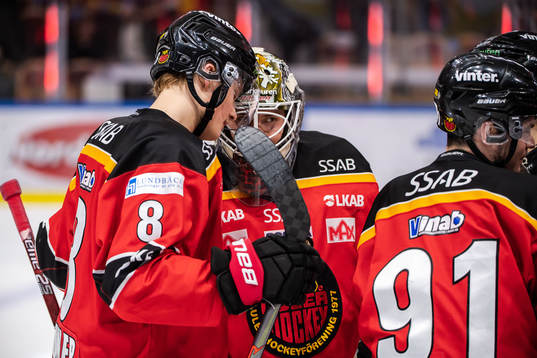 Luleås Noel Gunler och målvakt Joel Lassinantti jublar