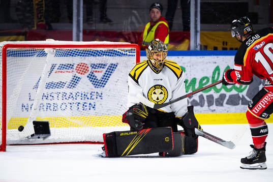 Niklas Olausson sätter avgörande straffen bakom Brynäs
