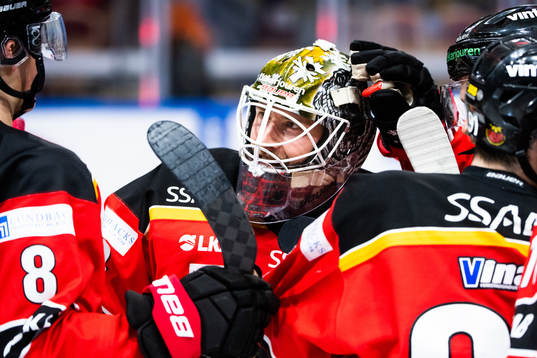 Luleås målvakt Joel Lassinantti jublar