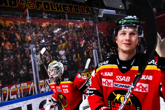 Luleås målvakt Joel Lassinantti och Jonas Berglund jublar