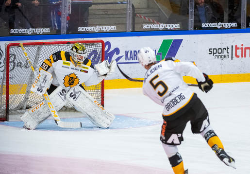 Skellefteås målvakt Gustaf Lindvall och Philip Broberg