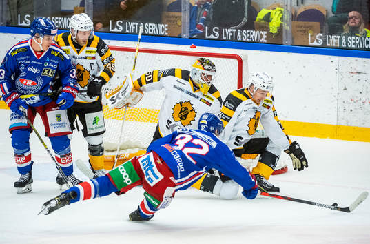 Oskarshamns Markus Modigs och Skellefteås målvakt Mantas