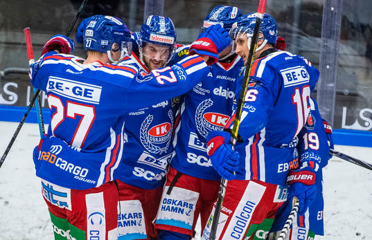 Oskarshamns Johannes Salmonsson jublar med lagkamrater