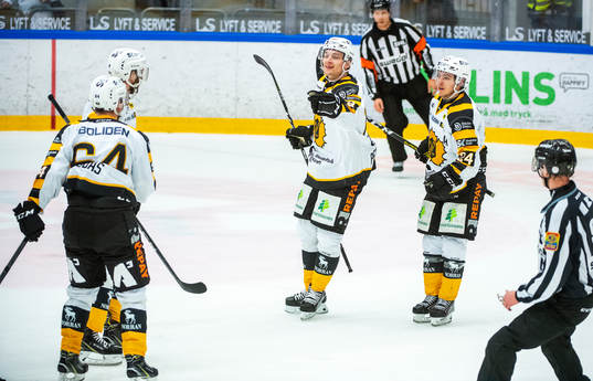 Skellefteås Jonathan Pudas jublar med lagkamrater