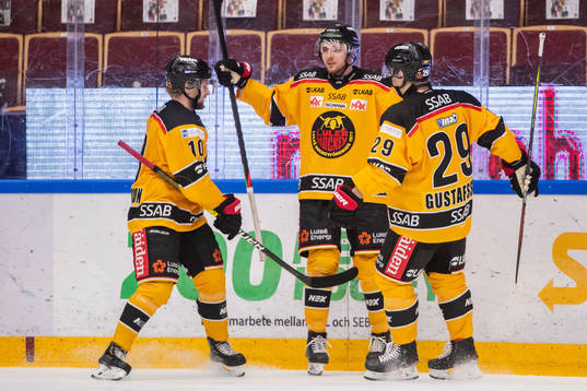 Luleås Robin Kovacs jublar med Einar Emanuelsson och Erik