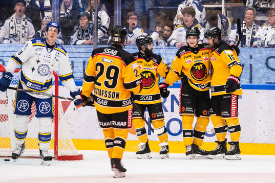Luleås Nils Lundkvist jublar med lagkamrater
