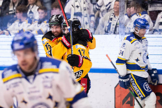Luleås Niklas Olausson och Isac Brännström jublar