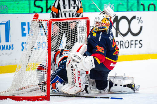Växjös Brendan Shinnimin och Djurgårdens målvakt Karri